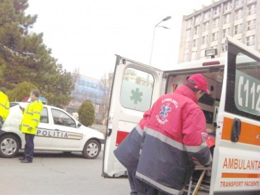 Un muncitor se zbate între viaţă şi moarte, după ce a căzut de la înălţime
